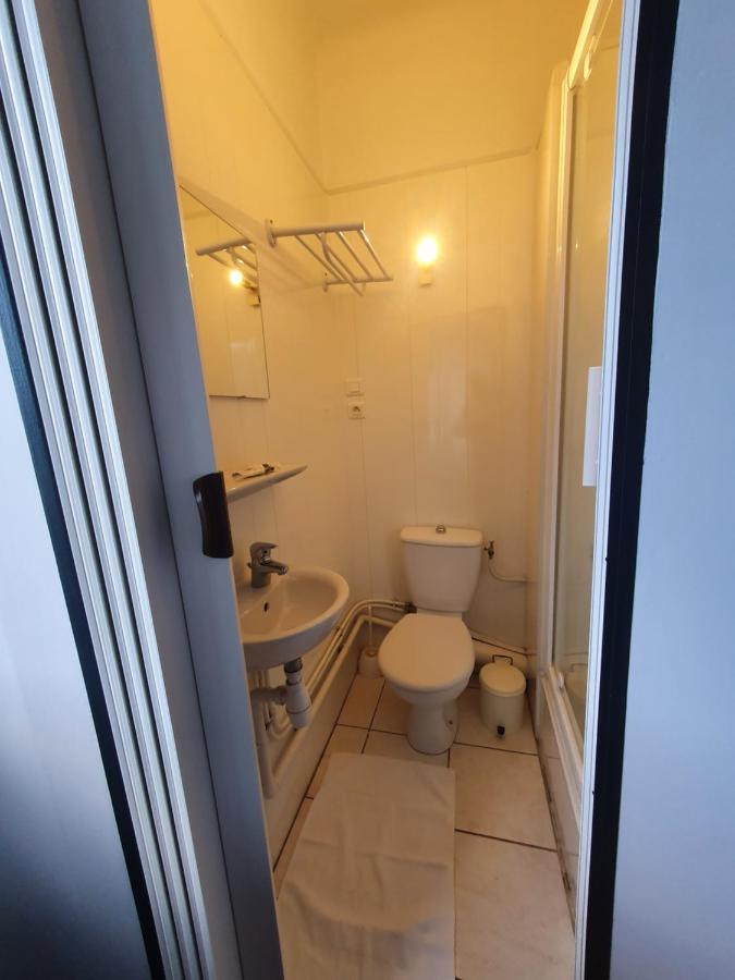 Chambre privée du Majestic Saint-Affrique Exterior foto